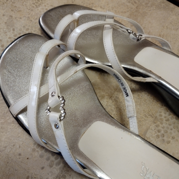 Palms sandals white size 6 1/2. Heart medallion. Toe loop. Slip on - Picture 3 of 6